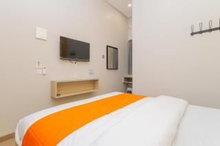 Sans Hotel Clover Ace Surabaya by RedDoorz - Surabaya - 9