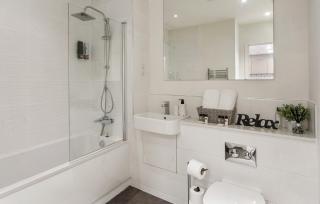 Family Friendly 2BR in Bedford, Parking, Free WiFi, Gym and Cinema room - 3