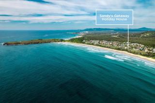 Surfs Up! Oceanfront Home Sleeps 6 steps from the sand - Emerald Beach - 0