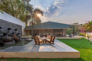 StayVista's Lush Villa - Lake-View Haven with Rustic-Meets-Modern Interiors, Pool, Jacuzzi & Indoor activities - Wādhiware - 6