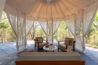 StayVista's Lush Villa - Lake-View Haven with Rustic-Meets-Modern Interiors, Pool, Jacuzzi & Indoor activities - Wādhiware - 5