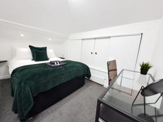 SPACIOUS 3 Bed APARTMENT, EN-SUITES, NEAR TRAIN STATION! - 8