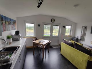 Bumble Bee Cabin - Bootle - 1