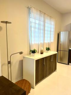 Luxurious Beachside 3-Br Apt - 3