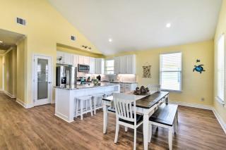 Walk to Sea Isle Beach Retreat with Deck and Patio! - Galveston - 6