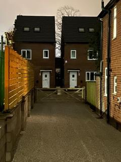 Brand New High Spec House with Parking & Wi-Fi By Home Away From Home - A - 6