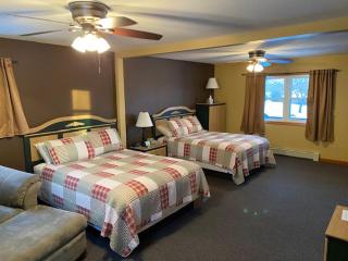 Little Bluff Inn - - 9