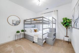 Stylish townhome near AT&T Stadium, Globe Life, Six Flags & More - 3