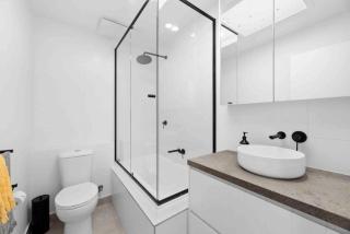 So Beachy! 200m to the beach or shops! Sleeps 8 - 6