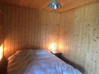 Maison en bois dans un pré - 3