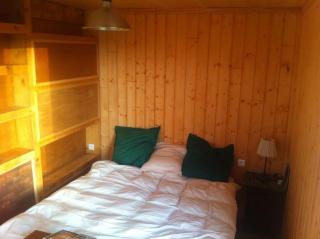 Maison en bois dans un pré - 2