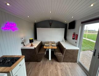 The Stag's Head - Shepherds Hut - 5