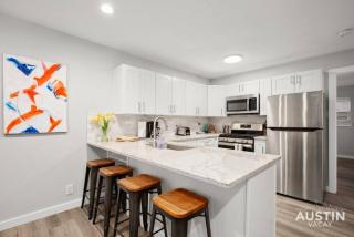 Recently Renovated Clarksville Apt for 4 and Parking - Austin - 8