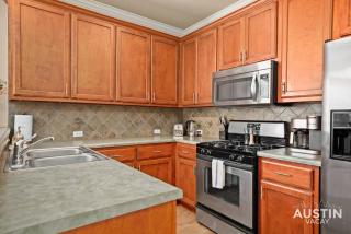 Spectacular Neighborhood Spacious House and Yard - 7