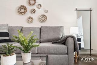 Walk to Everything - Fun Hyde Park Space King Bed - 2