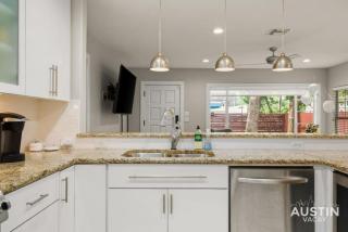 Gorgeous Home in Heart of Zilker with Full Kitchen - Austin - 1