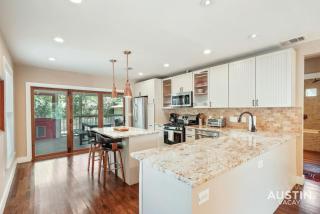 Sizable Screened in Porch w Luxury Kitchen and Bath - Austin - 2