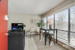 Enjoy Poolside TVs and Private Cabanas off N Lamar - 7