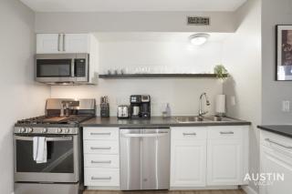 Adorable N Lamar Living, Pool and Comfort for All - Austin - 7