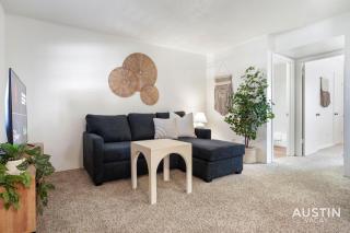 Airy King Bedroom and Comfortable Living Space by UT - Austin - 1