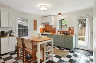Walk to Lady Bird Lake from Perfectly Quaint Home - Austin - 8