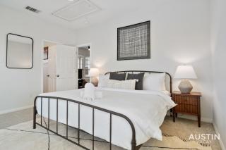 Beautiful King Accommodations, Luxury Linen, and Washer and Dryer - Austin - 9