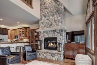 High Ceilings, Natural Light- 3 Bedroom Arrowhead Village Condo - 6