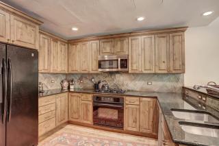 Elegant Updated 3 Bedroom Condo At One Arrowhead Place Condo - 5