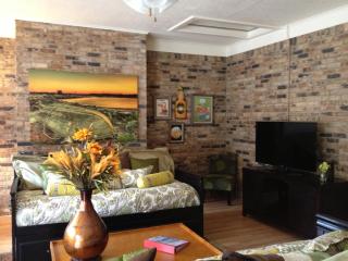 JI13- ,A two bedroom, one bath house with den, covered outdoor dining area and fenced in yard at our Joplin Inn home - Mount Ida - 7