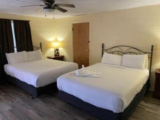 JI7, A Queen Guest Room at the Joplin Inn at entrance to the resort Hotel Room - Mount Ida - 4