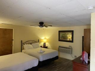JI5, King Guest Room at the Joplin Inn at entrance to the resort Hotel Room - Mount Ida - 5