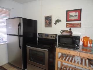 Budget friendly queen studio with full kitchen, two queen beds and sleeper sofa Hotel Room - Mount Ida - 9