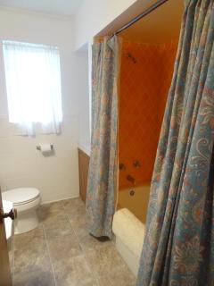 Budget friendly queen studio with full kitchen, two queen beds and sleeper sofa Hotel Room - Mount Ida - 3