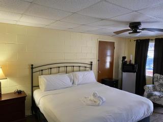 JI1, King Guest Room at the Joplin Inn at entrance to the resort Hotel Room - Mount Ida - 4