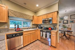 Welcoming Edmonds Vacation Rental with Fireplace! - Edmonds - 1