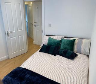Self-contained flat on the 2nd floor you will share with one other guest, in a family house 2 minutes walk from TUFNELL PARK STATION 2nd floor with stairs - 1