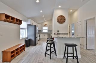 Rutland's Hidden Gem- 2 BR 1BA Renovated Home Close to Everything home - Rutland - 2