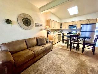 SU13, King Studio with kitchenette, lakeview and dining area Hotel Room - 6