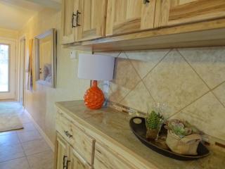 Poolside King Cabana with full kitchen, king bed, sleeper sofa and pool access, Hotel Room - Mount Ida - 6