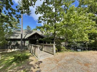 C17, Three bedroom, three bath log-sided, luxury Harbor North cottage with hot tub cottage - Mount Ida - 0