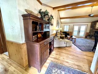 C17, Three bedroom, three bath log-sided, luxury Harbor North cottage with hot tub cottage - Mount Ida - 2