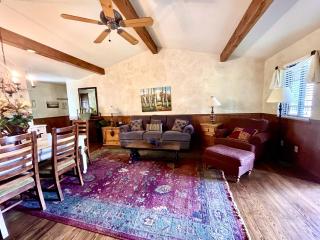 C8, Two bedroom, two bath log-sided, lake view luxury cottage with hot tub cottage - Mount Ida - 9