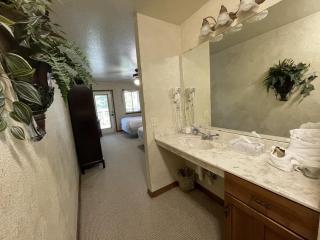 C8, Two bedroom, two bath log-sided, lake view luxury cottage with hot tub cottage - Mount Ida - 3
