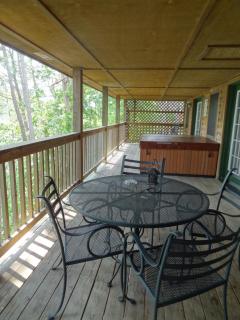 C16, Two bedroom, two bath, log-sided Harbor North luxury cottage with hot tub, cottage - Mount Ida - 4