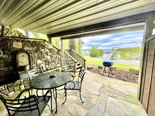 SU15, Spacious studio with full kitchen, dining table and rock patio overlooking the lake! Hotel Room - Mount Ida - 0