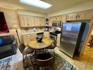SU15, Spacious studio with full kitchen, dining table and rock patio overlooking the lake! Hotel Room - Mount Ida - 7