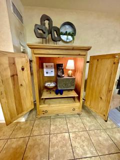SU15, Spacious studio with full kitchen, dining table and rock patio overlooking the lake! Hotel Room - Mount Ida - 6