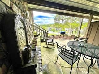 SU15, Spacious studio with full kitchen, dining table and rock patio overlooking the lake! Hotel Room - Mount Ida - 5