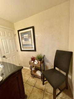 SU15, Spacious studio with full kitchen, dining table and rock patio overlooking the lake! Hotel Room - Mount Ida - 2