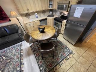 SU15, Spacious studio with full kitchen, dining table and rock patio overlooking the lake! Hotel Room - Mount Ida - 3
